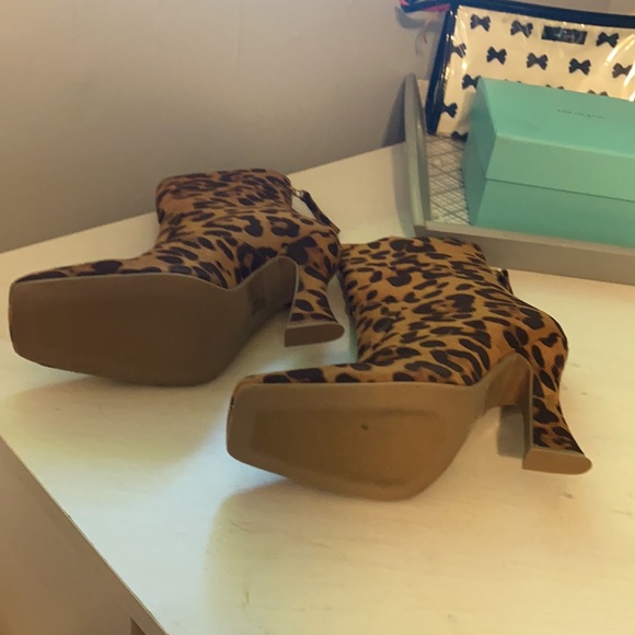 CHARLOTTE RUSSE LEOPARD ANKLE BOOTS - Picture 4 of 4
